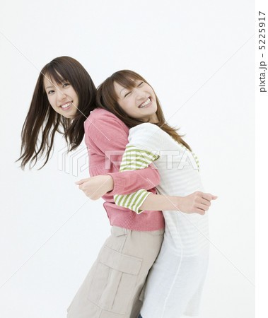 ストレッチをする女性達 5225917