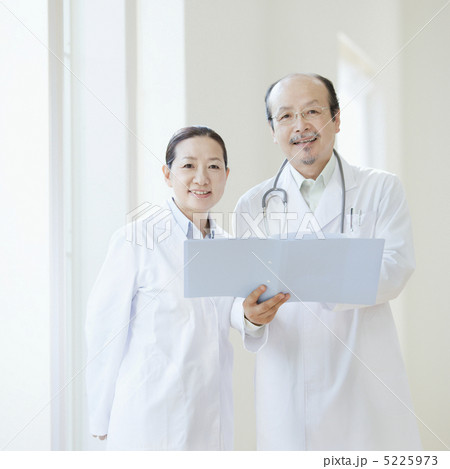 書類を持つ医師 5225973
