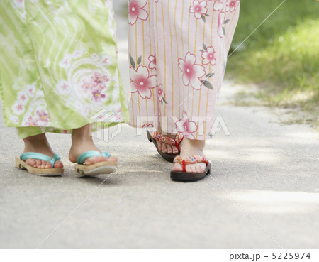 浴衣姿の二人の女性の足元 5225974
