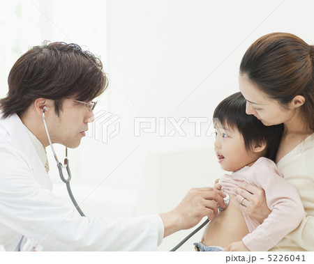 診察を受ける男の子 5226041