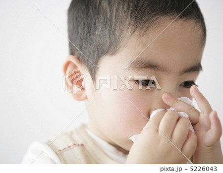鼻をかむ少年 5226043