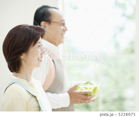 笑う夫婦の横顔 笑う夫婦の横顔 5226075