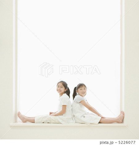 窓辺に座る女の子達 窓辺に座る女の子達 5226077
