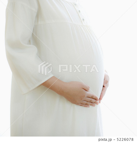お腹に手を当てる妊婦 お腹に手を当てる妊婦 5226078