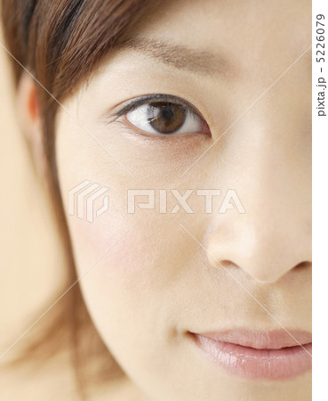 女性の顔のアップ 女性の顔のアップ 5226079