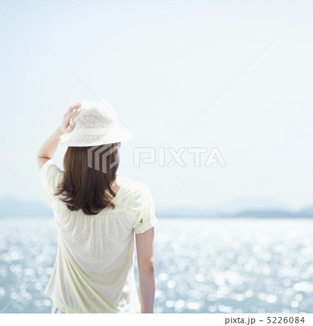 女性の後ろ姿 5226084