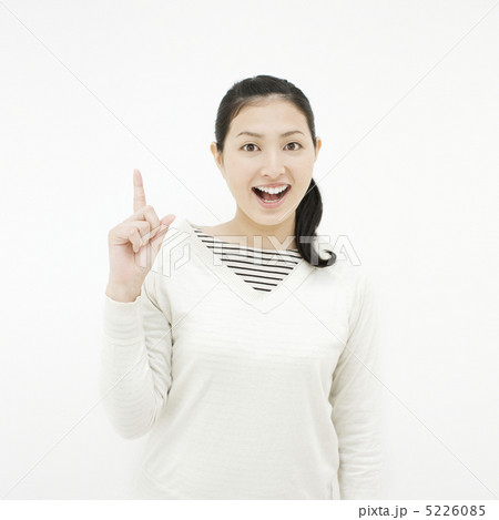 指を立てた女性 5226085