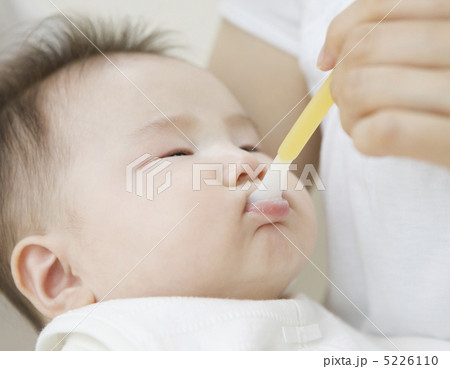 離乳食を食べる赤ちゃん 5226110
