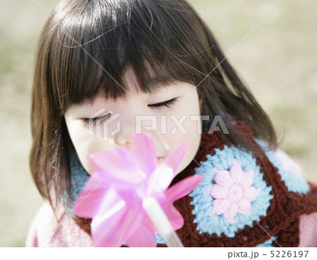 眼を閉じた少女 5226197