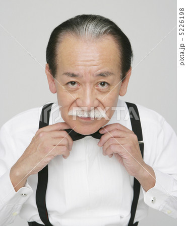 蝶ネクタイを結ぶ中年男性 5226198