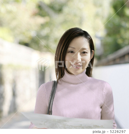 地図を持つ日本人女性 5226297