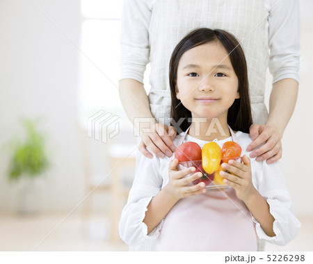 野菜を持つ女の子 5226298