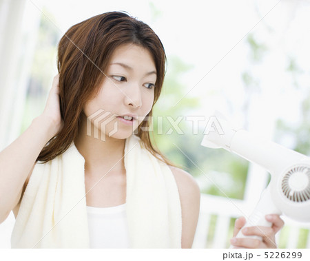 ドライヤーで髪を乾かす女性 5226299
