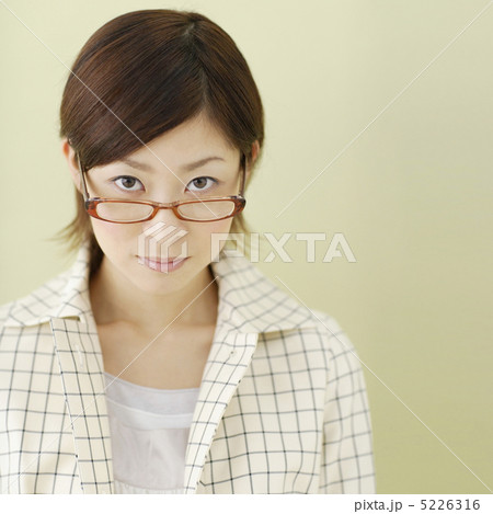 メガネをかけた女性 5226316