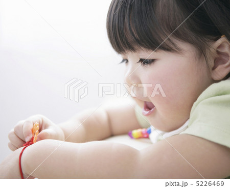 遊ぶ少女 5226469