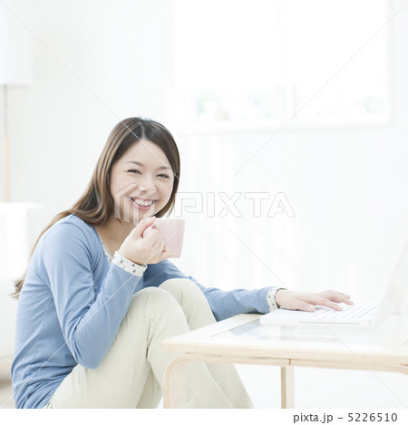 ティータイムの女性 5226510