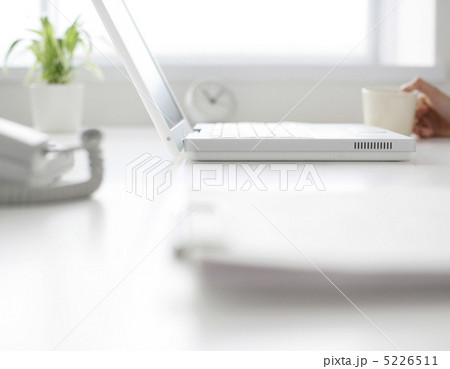 机の上のノートパソコン 5226511