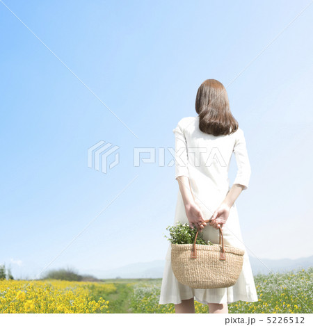 女性の後ろ姿 5226512