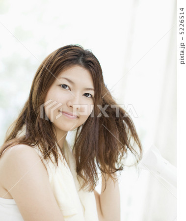 ドライヤーで髪を乾かす女性 ドライヤーで髪を乾かす女性 5226514