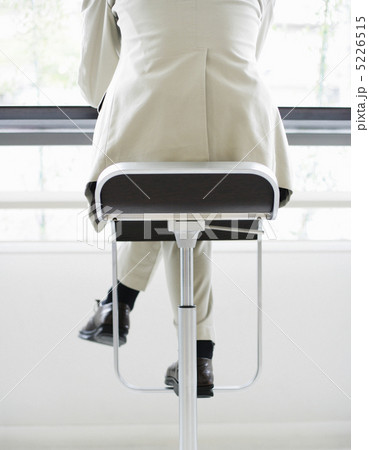 足を組んだ男性の後ろ姿 5226515