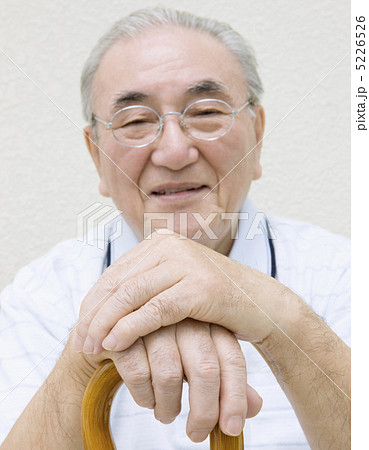 杖をつくシニア男性 5226526
