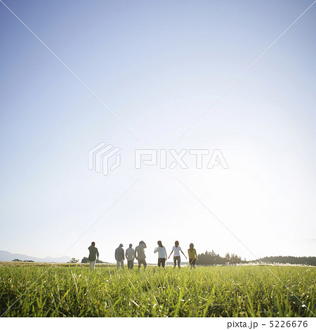 草原に立つ日本人の若者達 5226676
