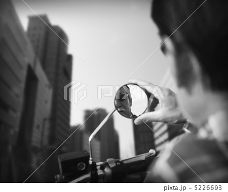 バイクと日本人のシニア男性 5226693