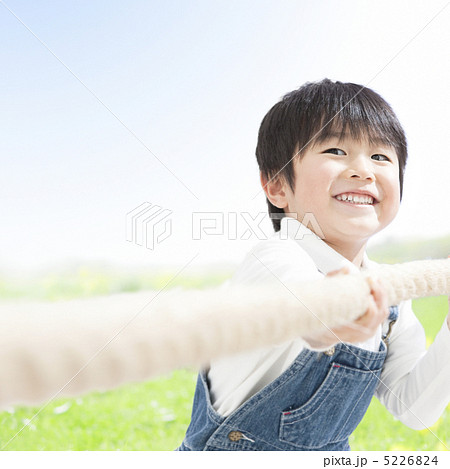 笑って綱を引く男の子 5226824