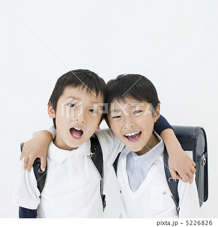 肩を組む二人の小学生の写真素材