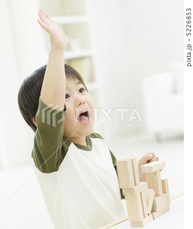 手を挙げる男の子 5226853