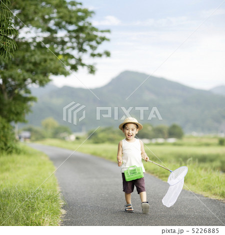 虫取り網を持って歩く男の子 5226885