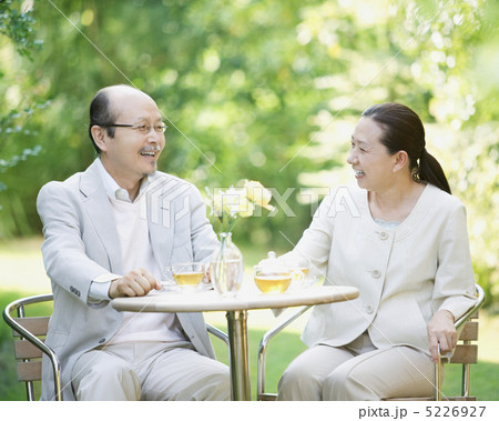 見つめ合う夫婦 5226927