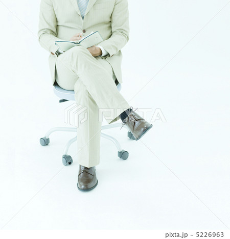 足を組むビジネスマン 5226963