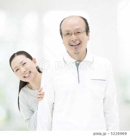 夫の後ろから顔を出す妻 5226969