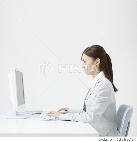 パソコンを操作するビジネスウーマン 5226975