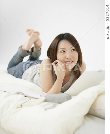 ベッドで寝転ぶ日本人の女性 5227014