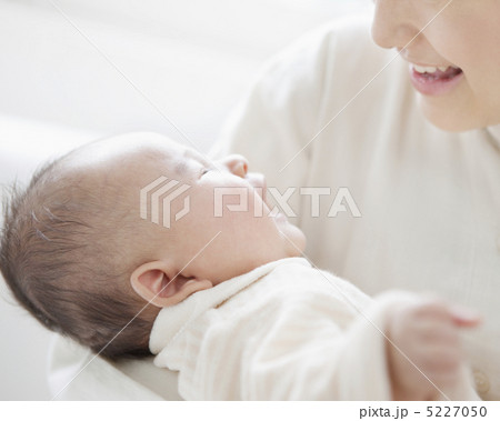 母親と赤ちゃん 5227050