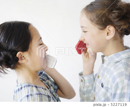 携帯電話で会話する二人の少女 5227119