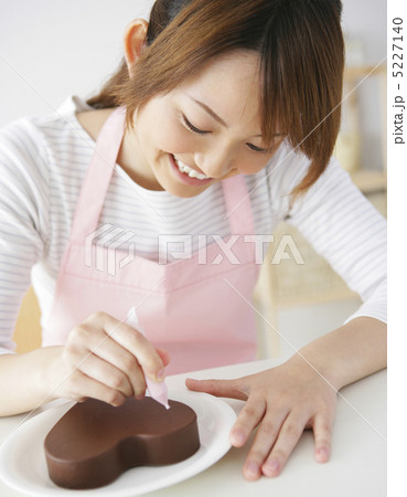 お菓子作りをする女性 5227140