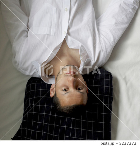仰向けに寝る男性の写真素材