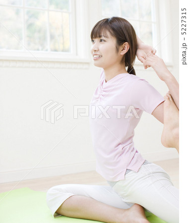 窓辺でヨガをする女性 5227315