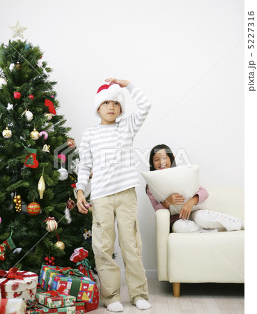 クリスマスツリーと子供達 クリスマスツリーと子供達 5227316