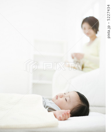 眠る女の子 5227434