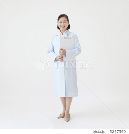 微笑む女医 5227560