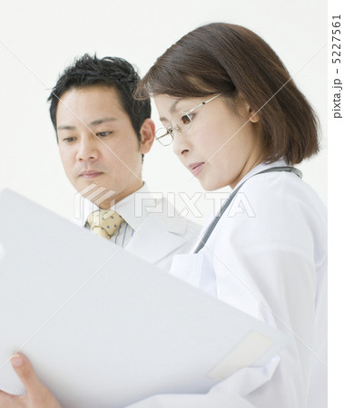 ファイルを見る白衣姿の２人の医師 5227561