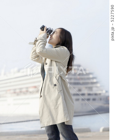 写真を撮る女性 写真を撮る女性 5227590