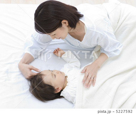 眠る女の子 眠る女の子 5227592