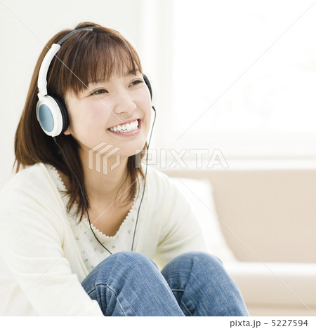ヘッドホンで音楽を聴く女性 5227594