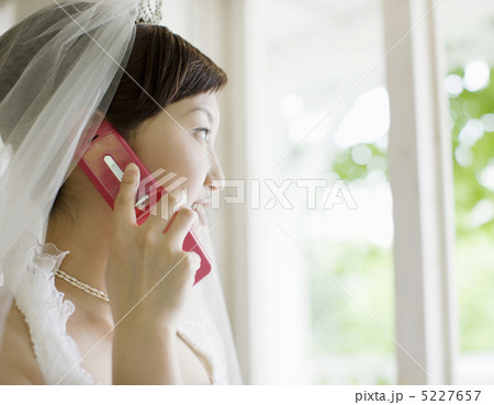 携帯電話で話す新婦 5227657