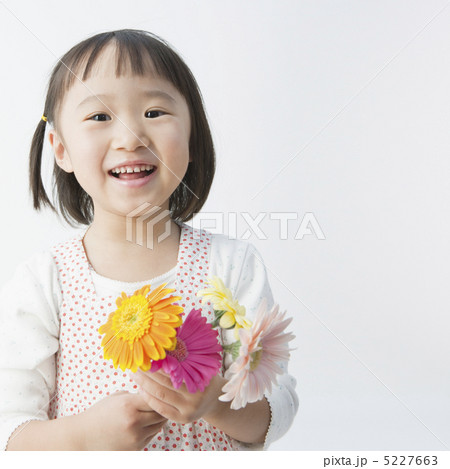 花を持って笑う女の子 5227663